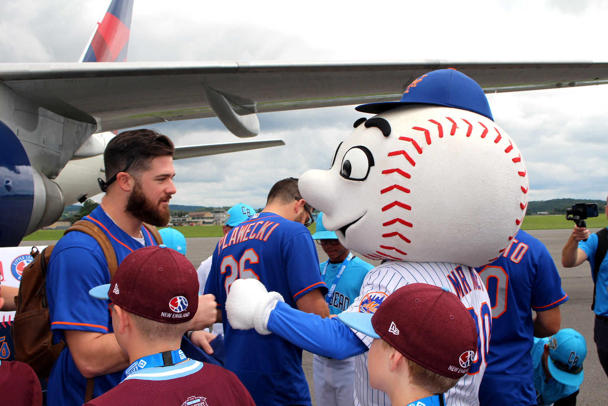 mets players with mets mascot