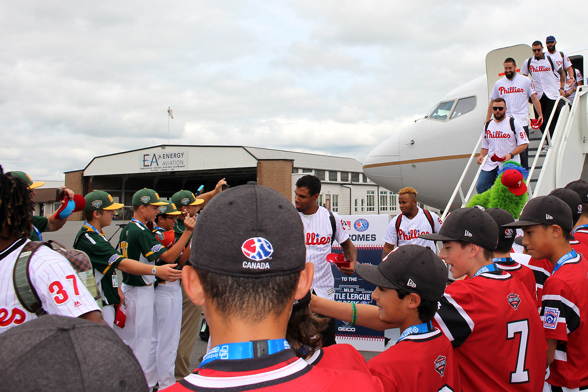 phillies players getting off airplane