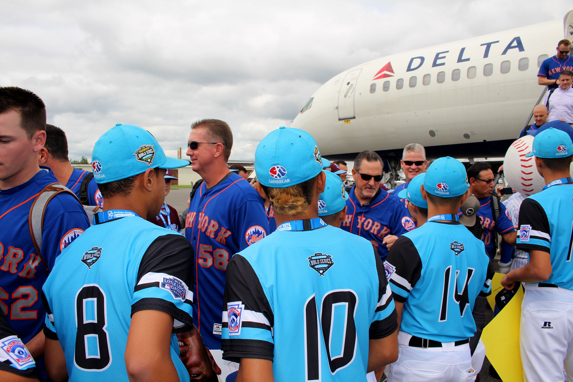 mets team getting off airplane