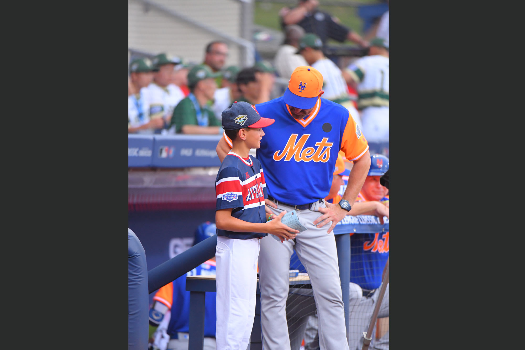 mets player talking to ll player