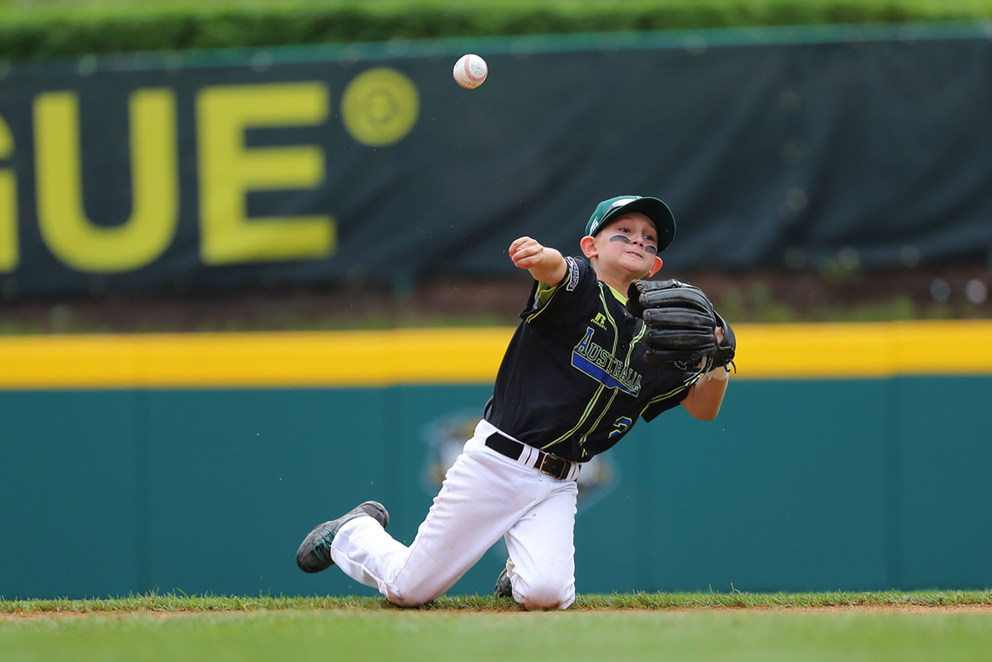 australia player throwing ball