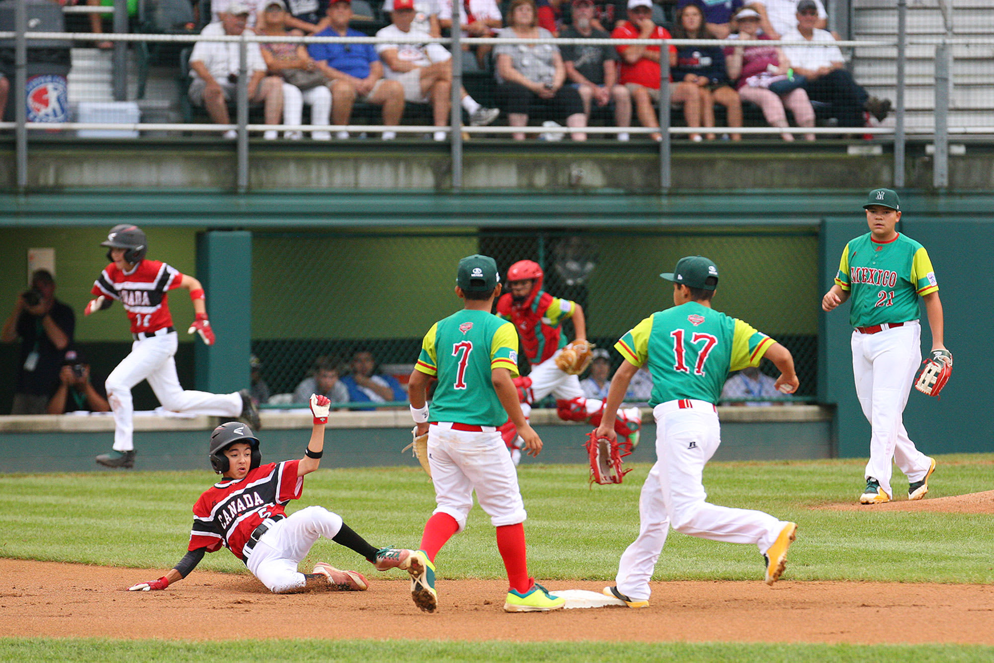 canada players running to bases