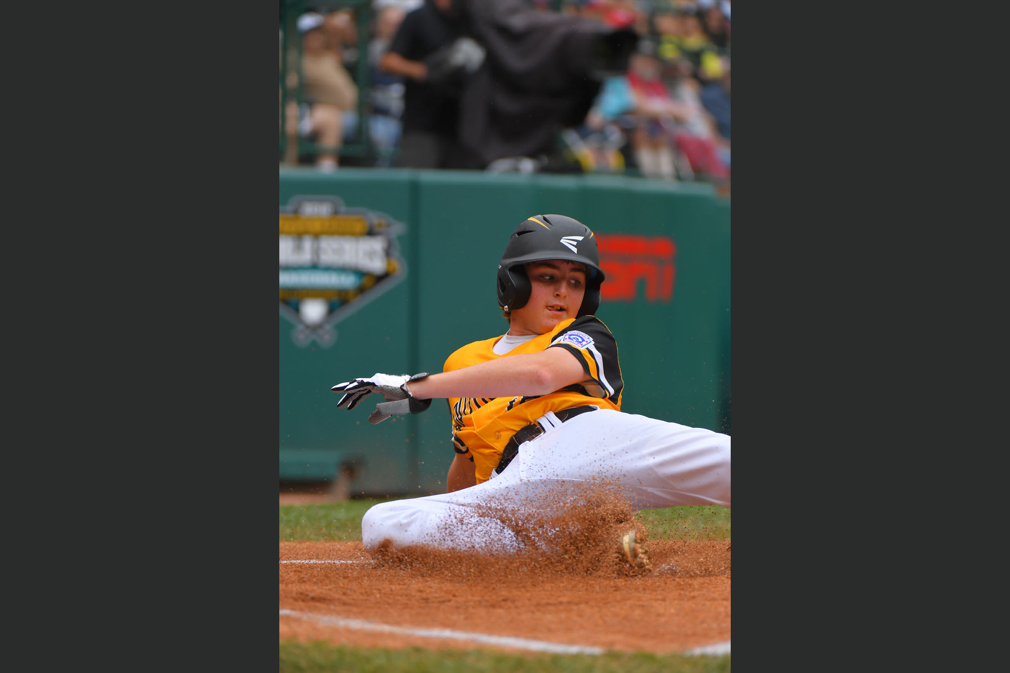 se player sliding into home plate