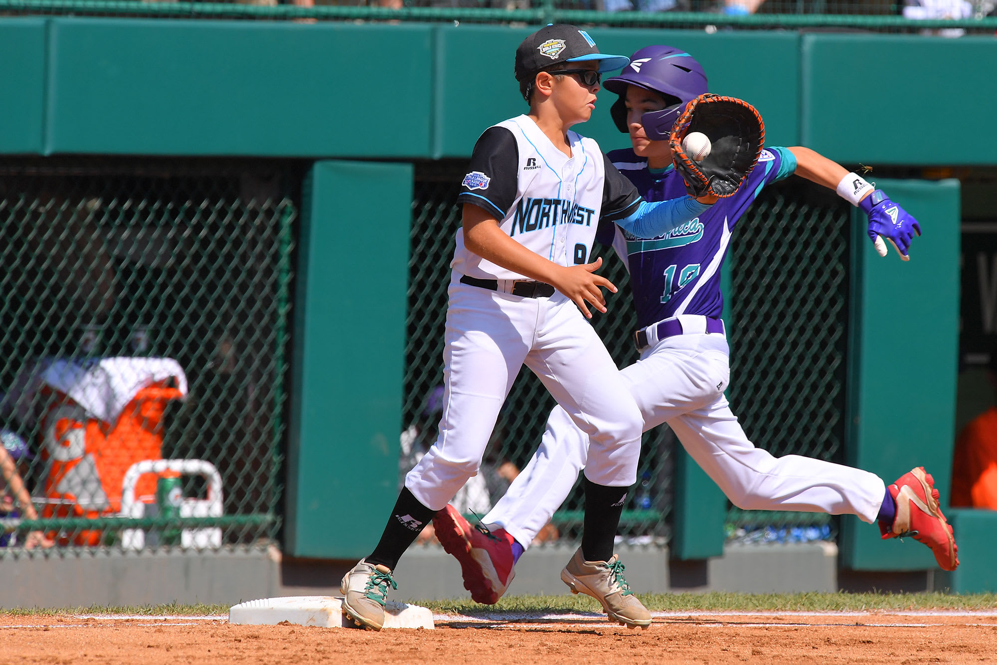 nw first baseman catching ball