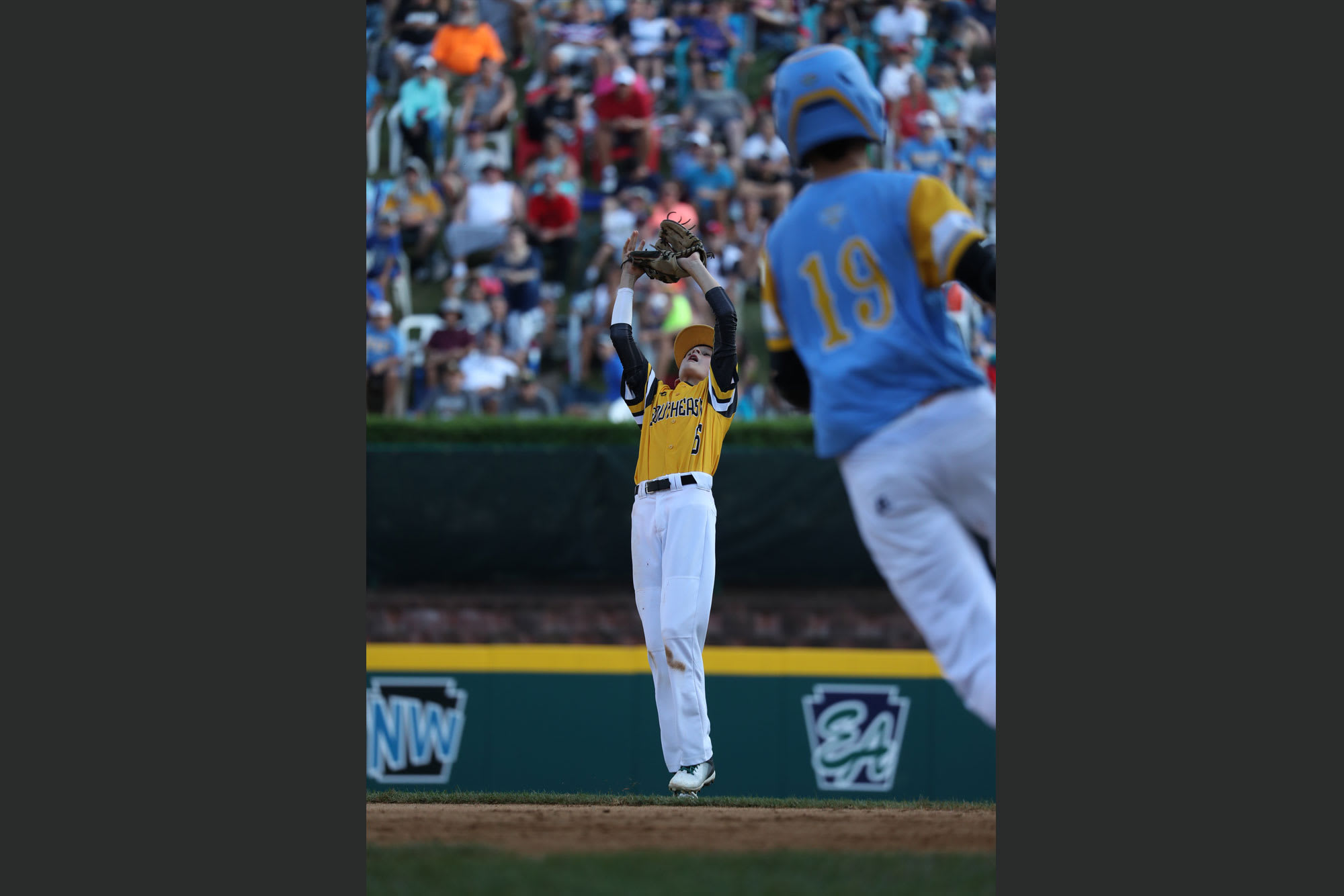 southeast outfielder catching ball