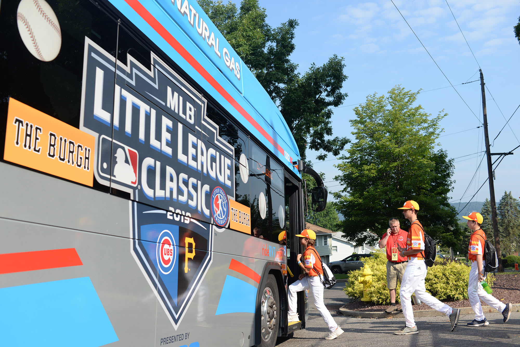 SW players getting on bus to pick up MLB players