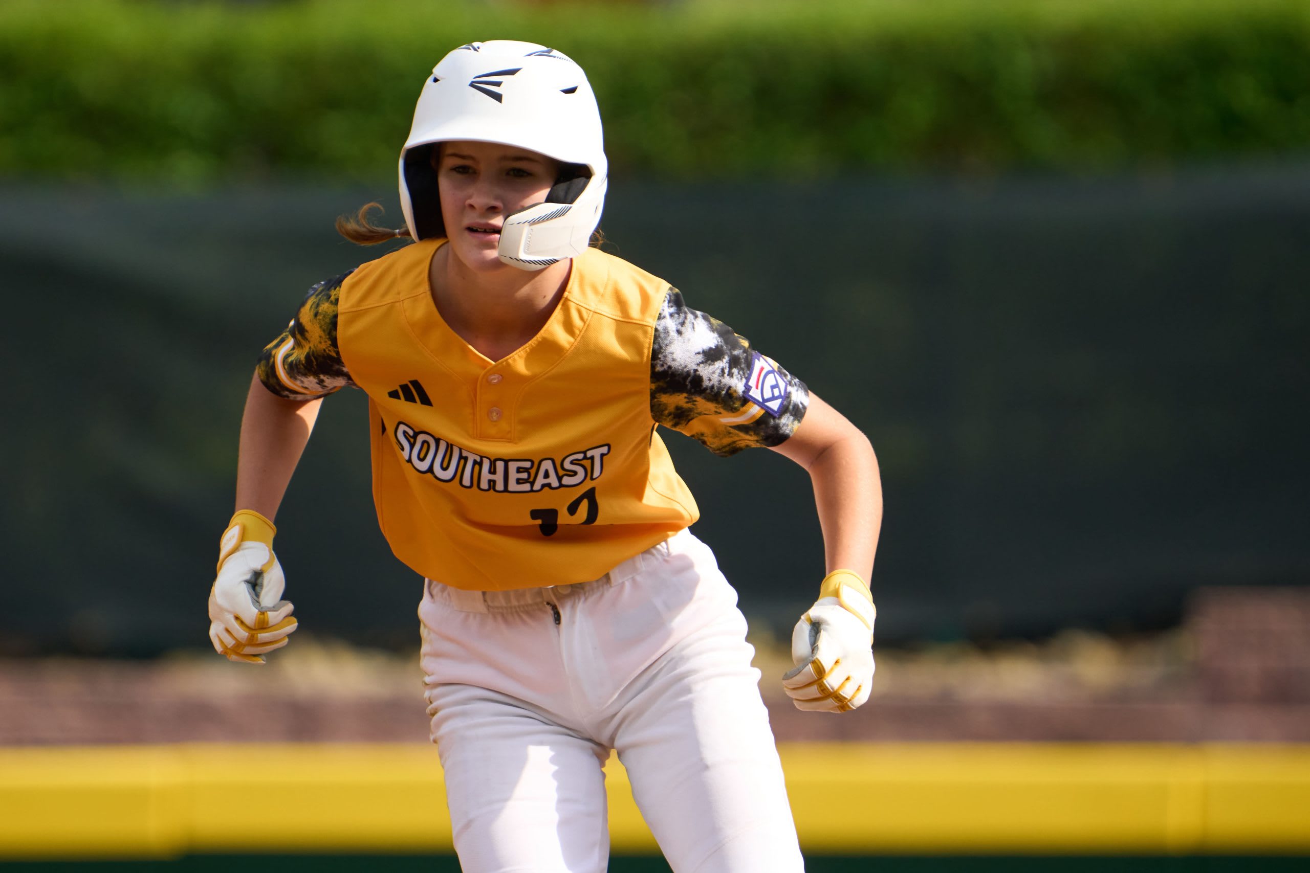 Ella Bruning catches pitch from Mo'ne Davis at Little League World Series