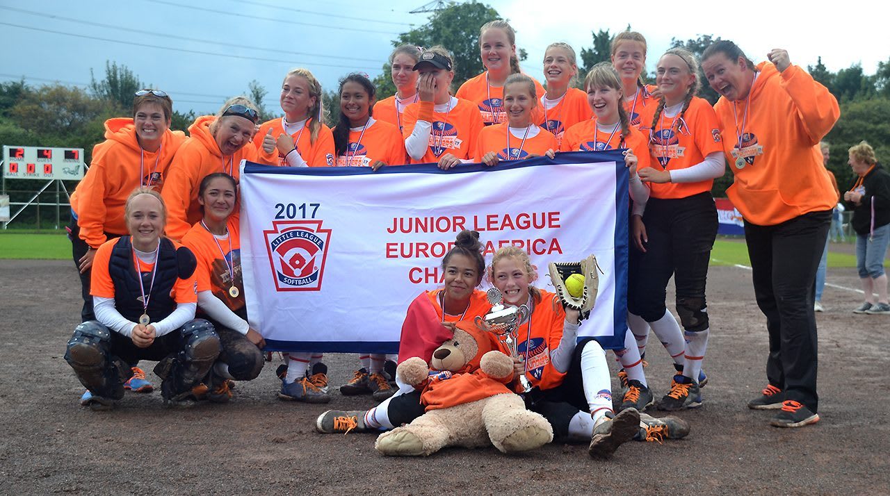 EA Junior League Softball team