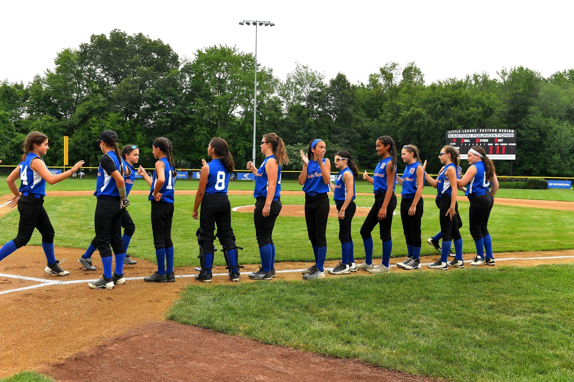 sb-players-high-fiving-line