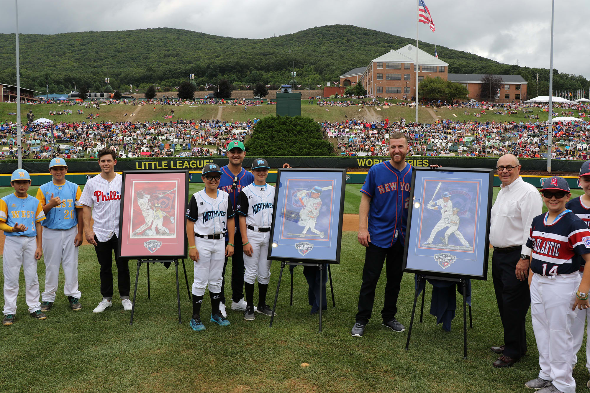 The Day in Pictures: Mets, Phillies visit 2018 Little League