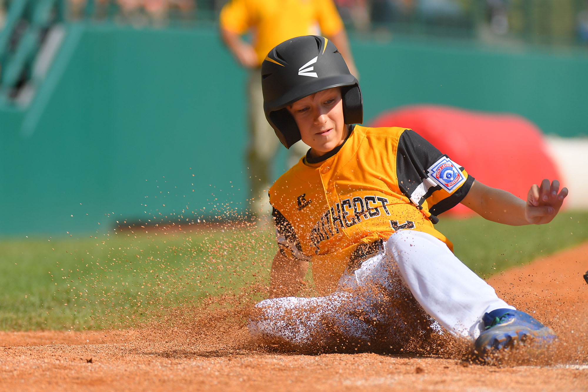 se player sliding into home