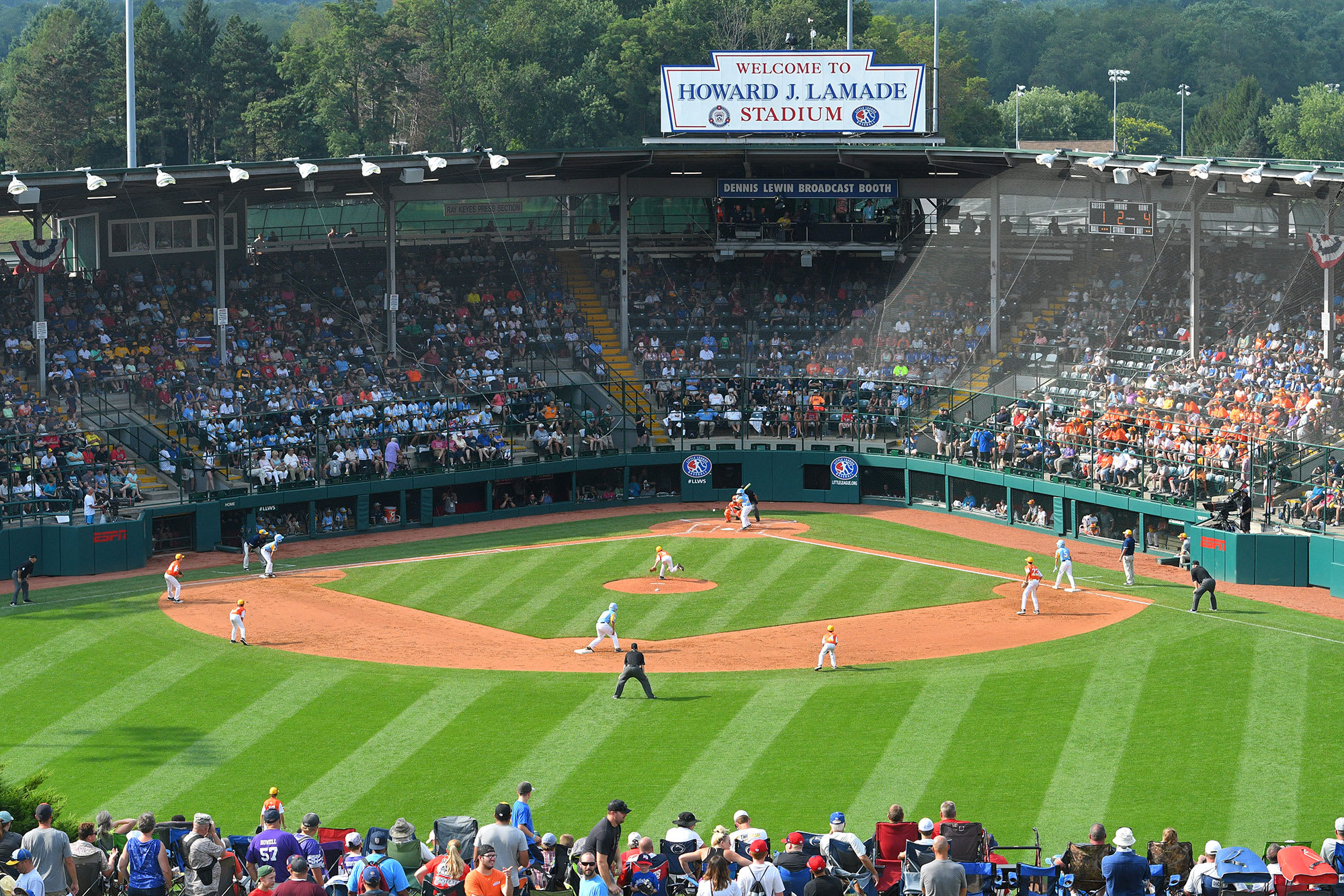 they brought back the LITTLE LEAGUE WORLD SERIES game 😍 