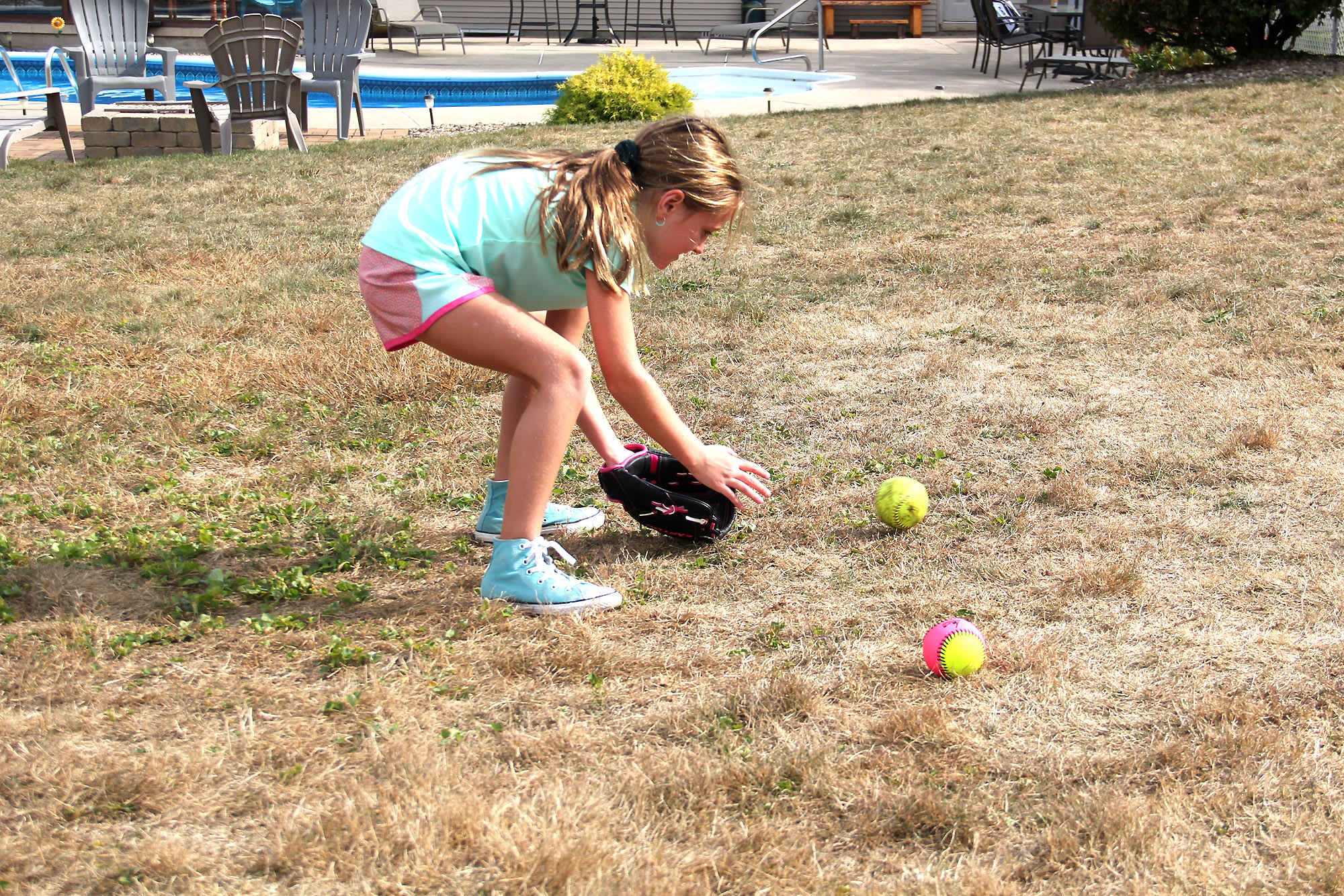 sb player catching ground ball