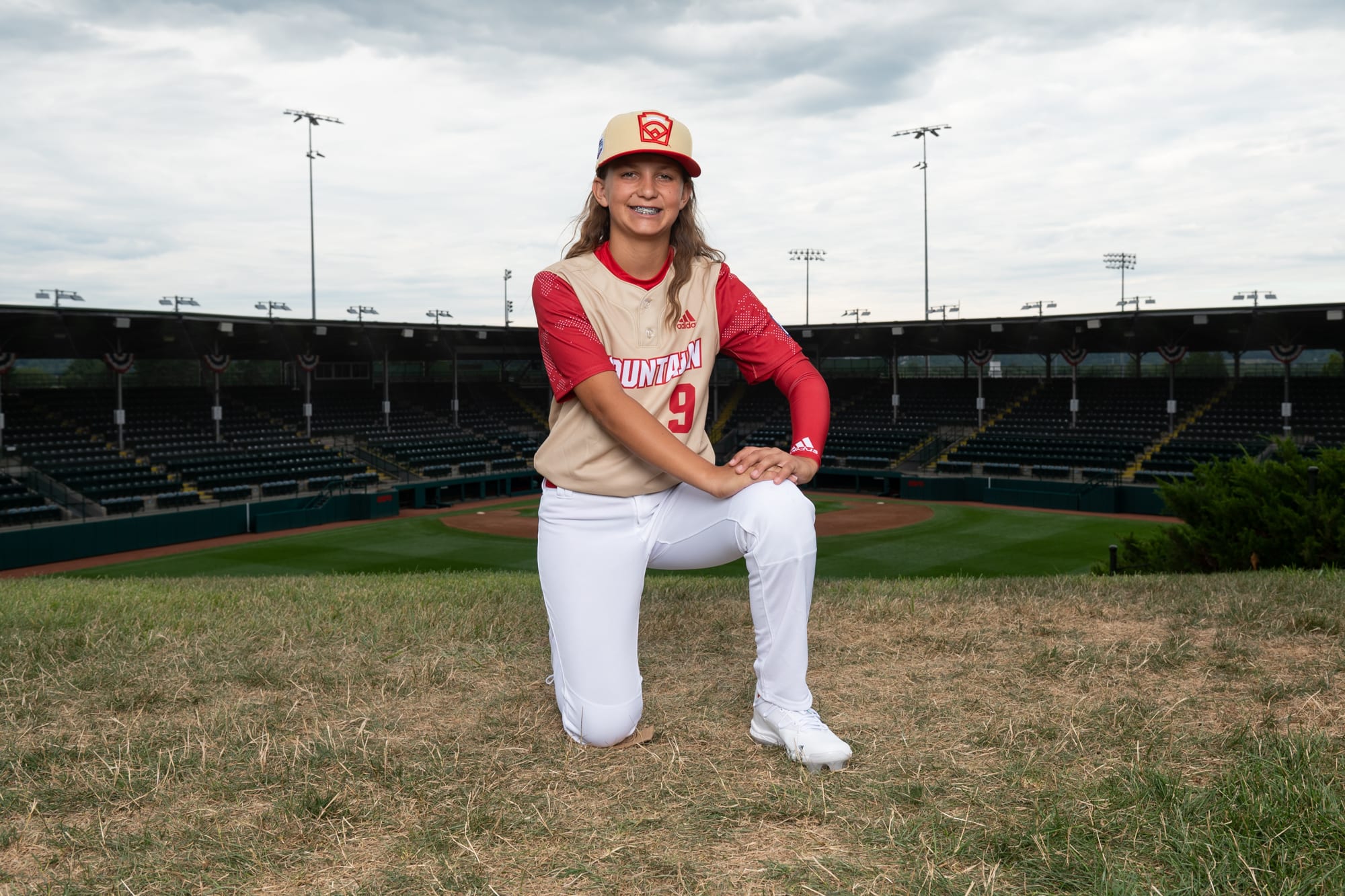 Ella Bruning catches pitch from Mo'ne Davis at Little League World Series