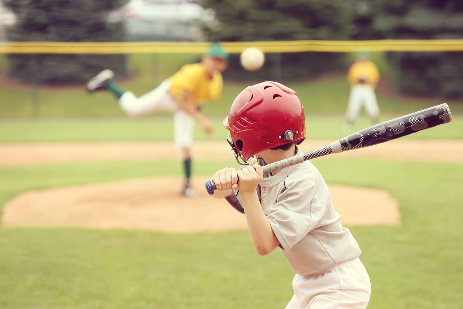 bb-player-at-bat-pitcher-blurred