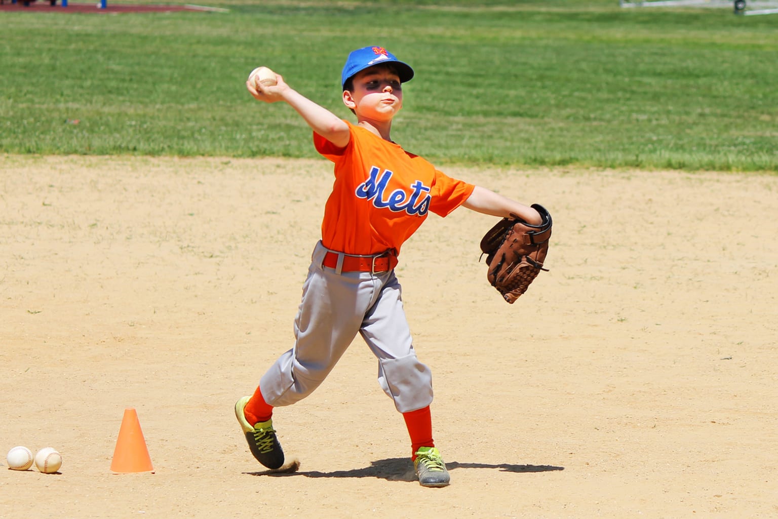 bb-player-throwing-ball-practice