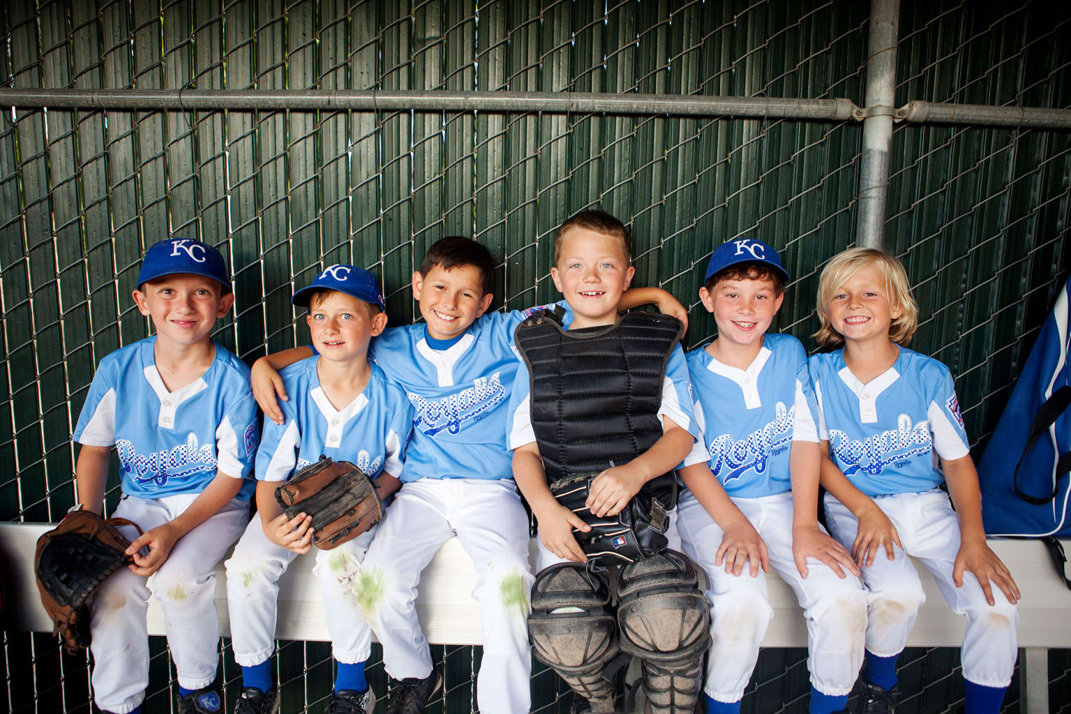 bb-players-sitting-bench-smiling