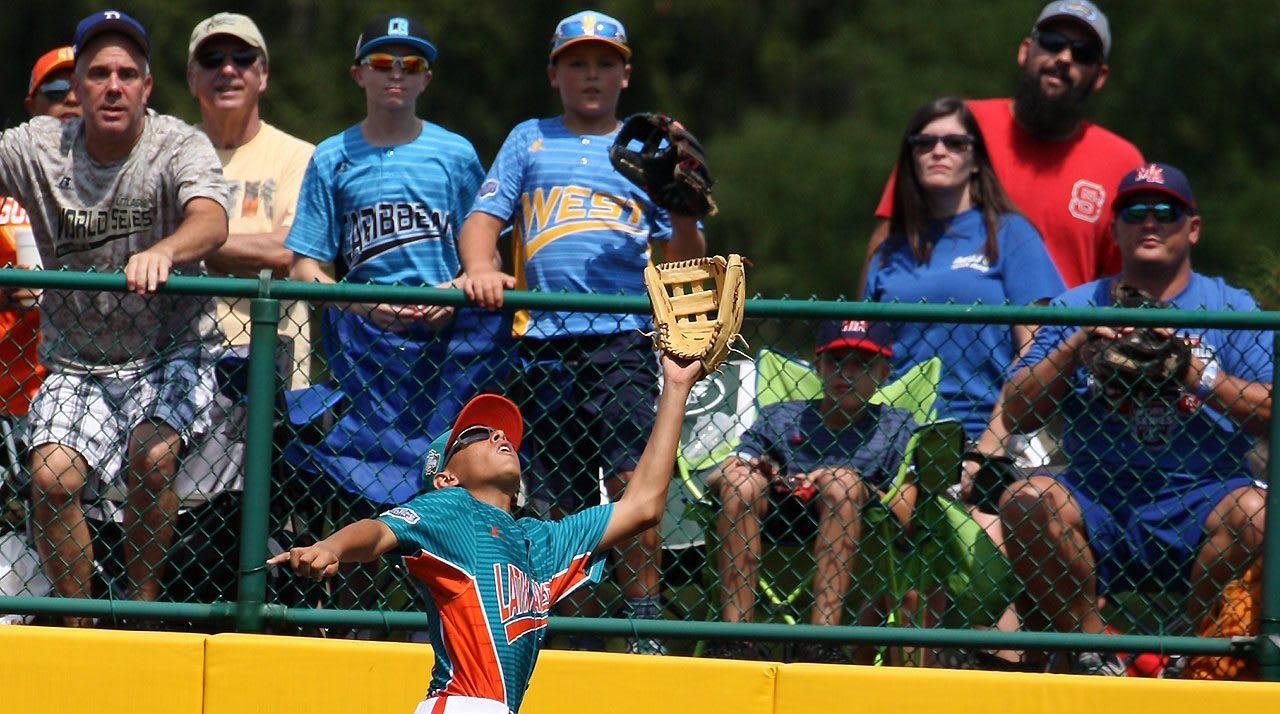 out field catch by fence
