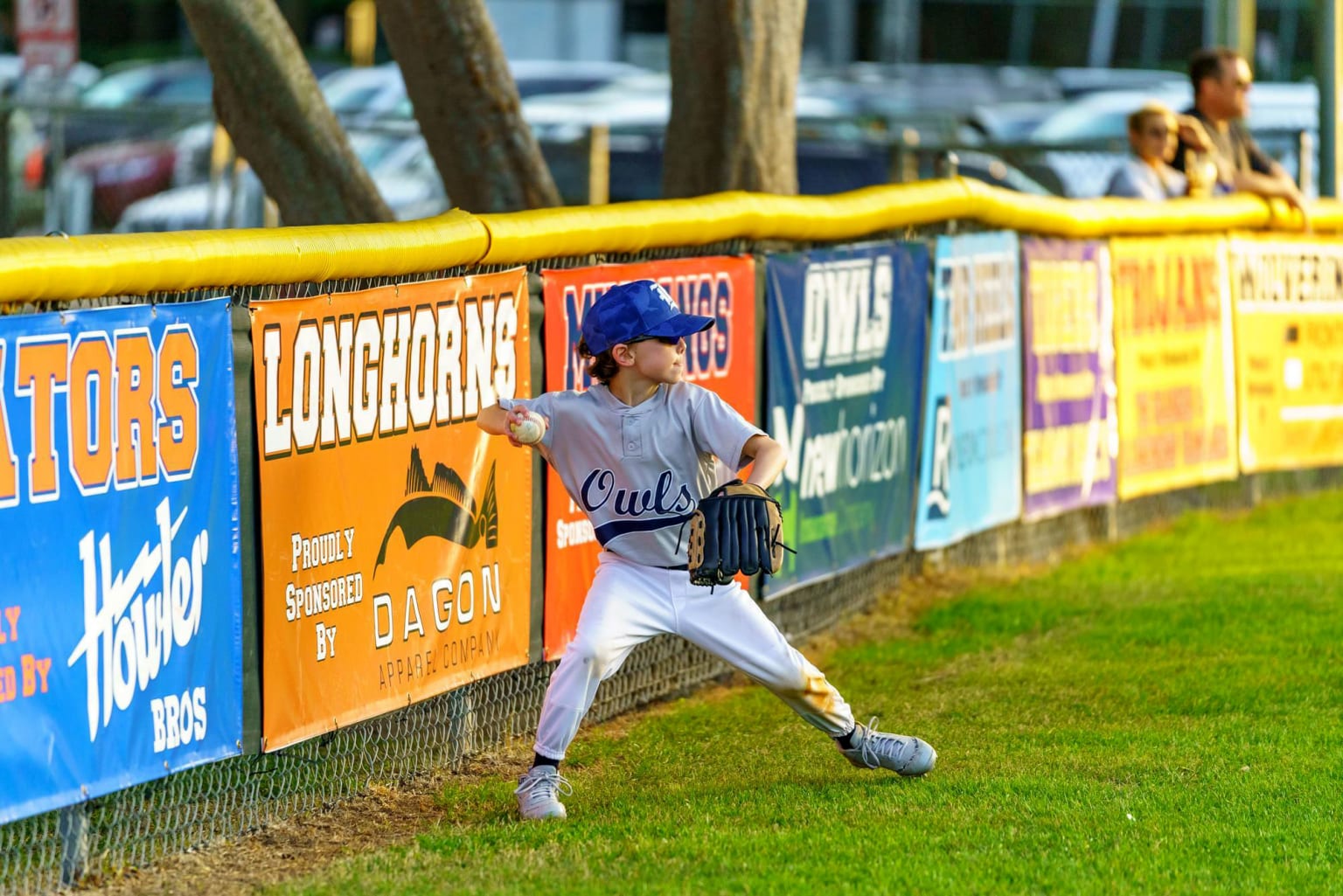 outfielder throwing in ball