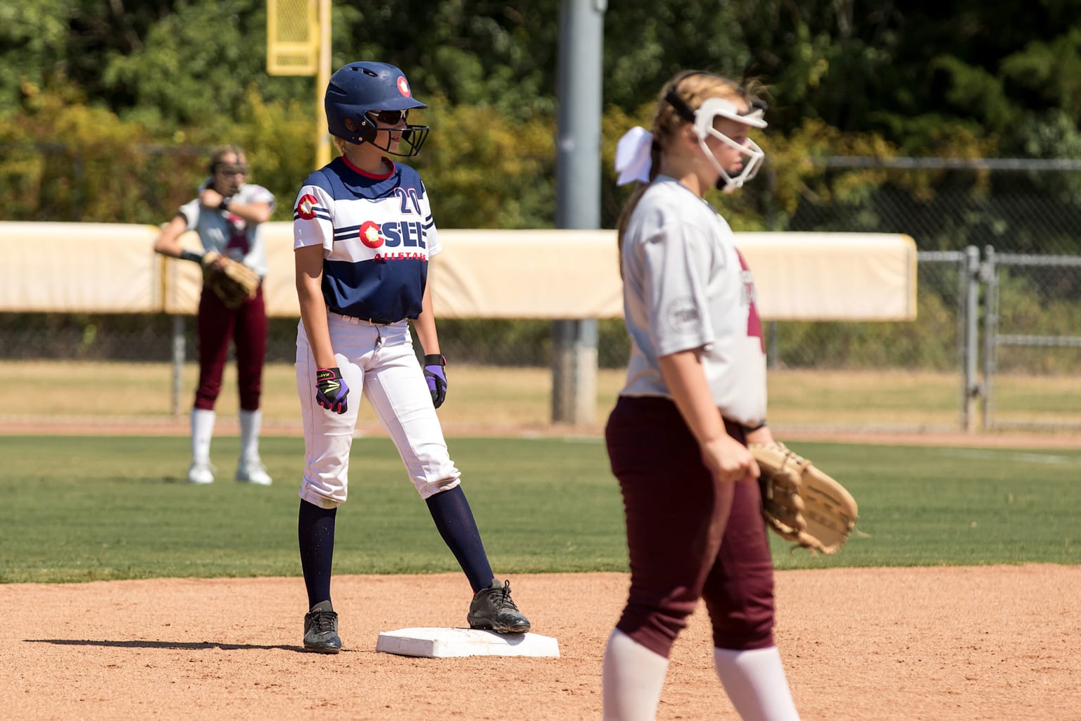 sb-player-on-second-looking-homeplate