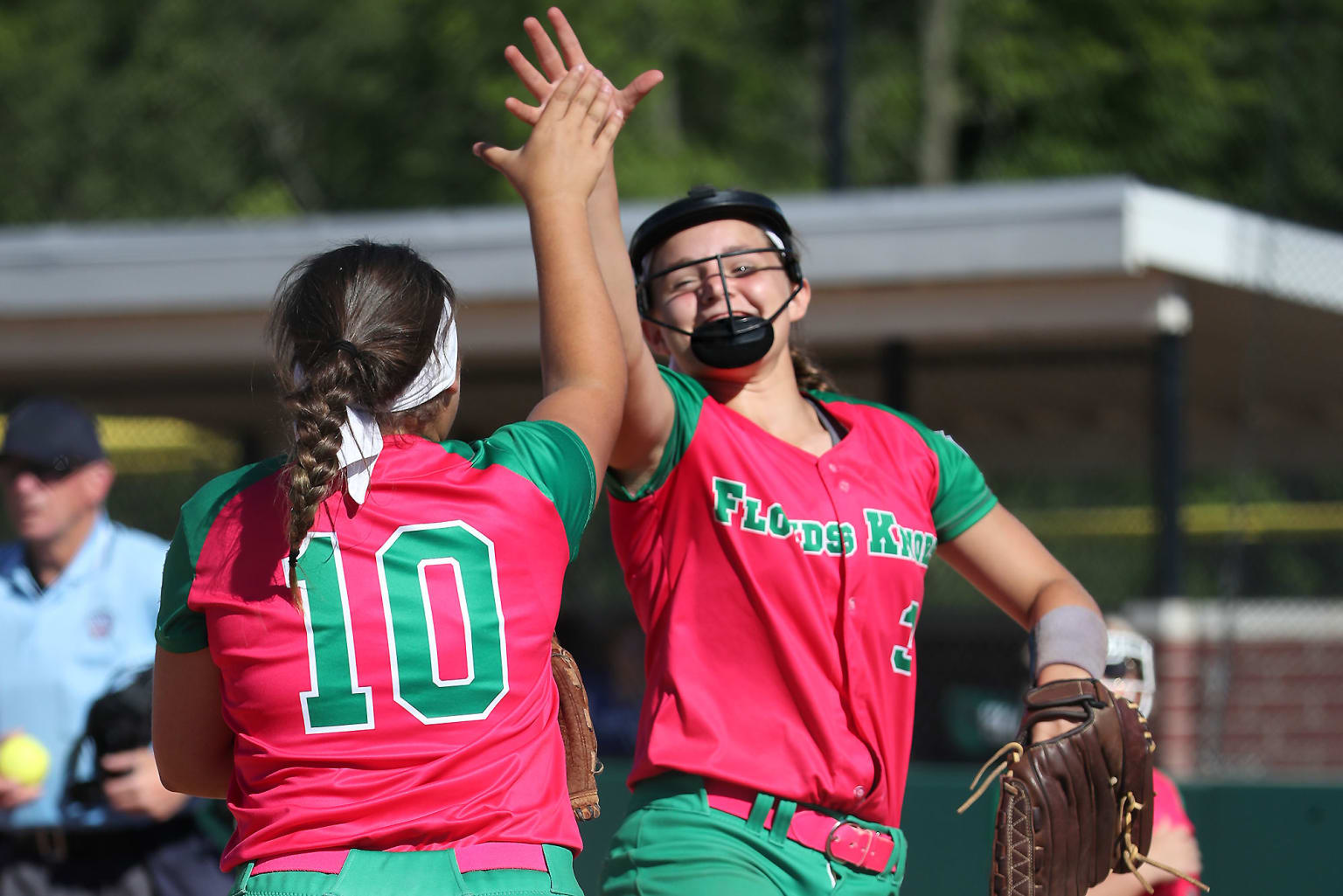 sb-players-high-fiving