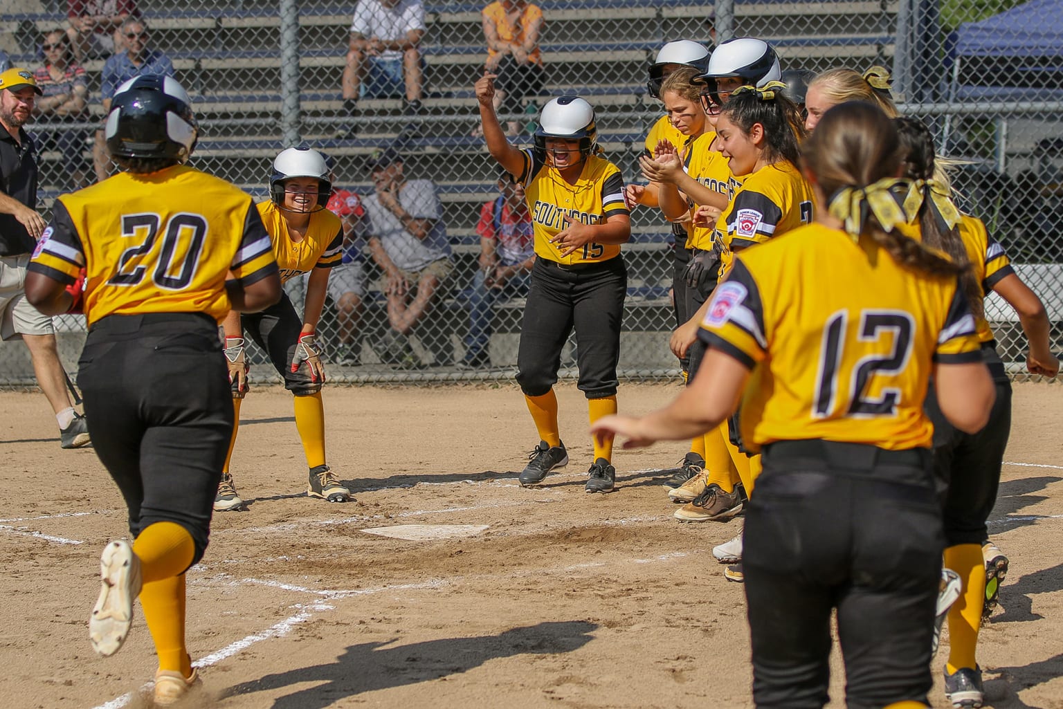 sb-team-celebrating-home-run