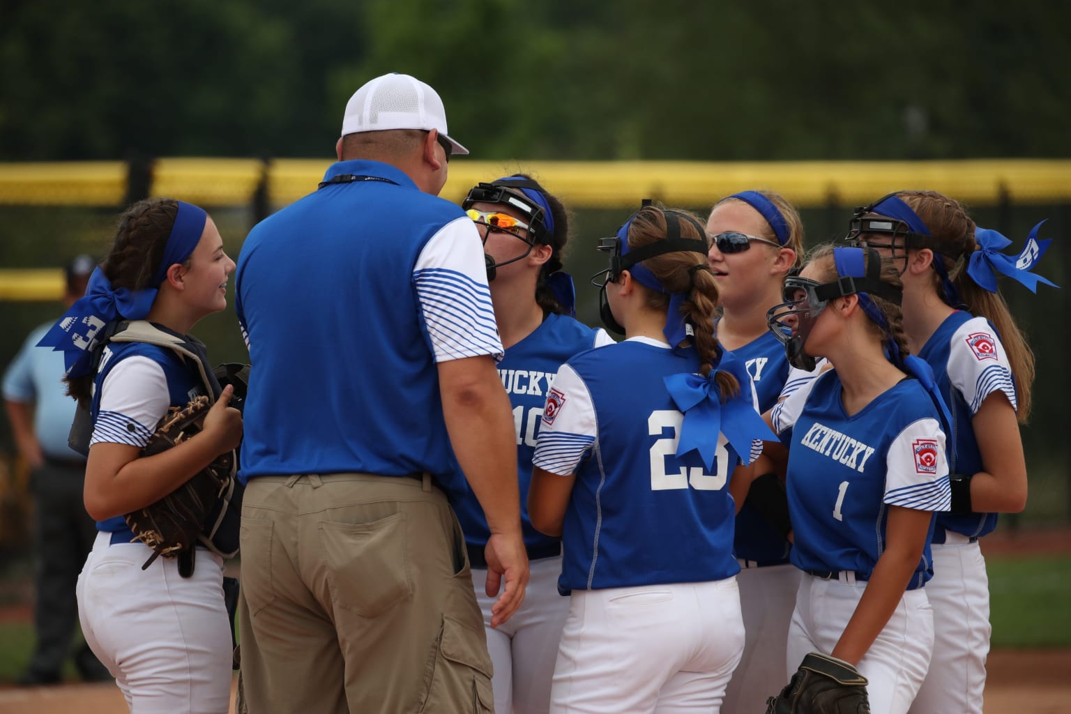 softball-players-talking-coach