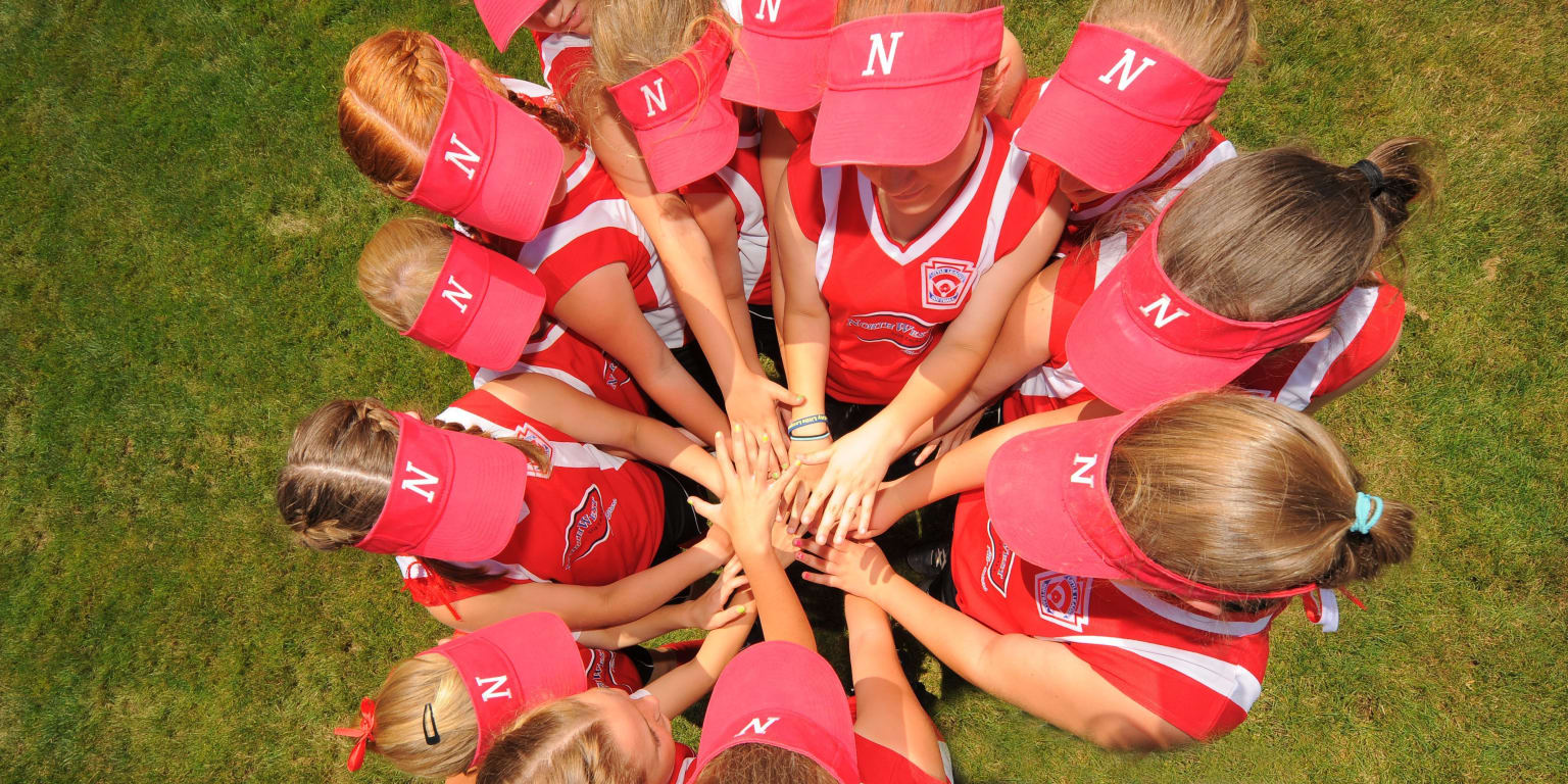 softball players circle