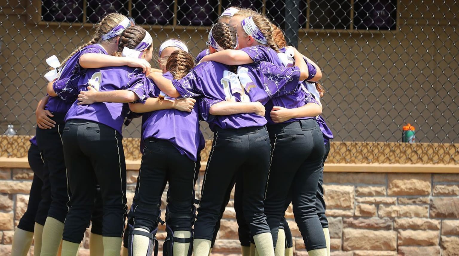 softball players in circle