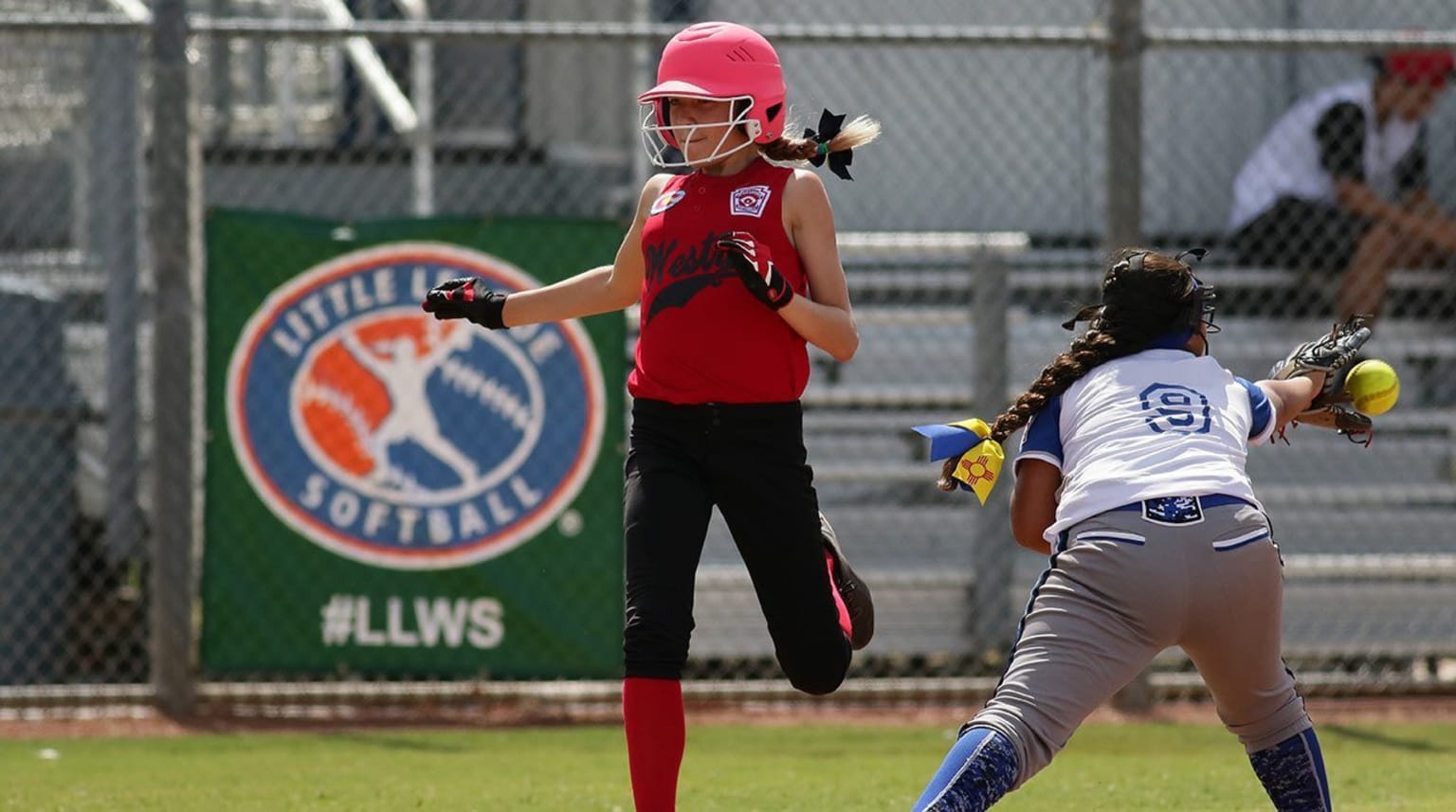 softball baserunner