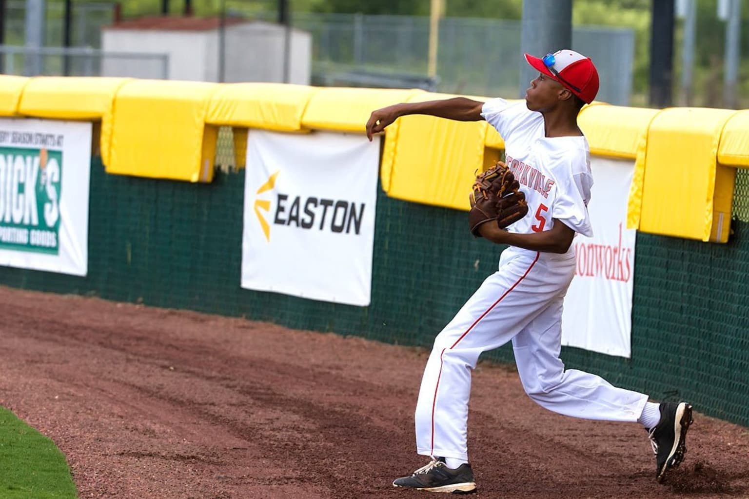 bb-outfielder-throwing-ball