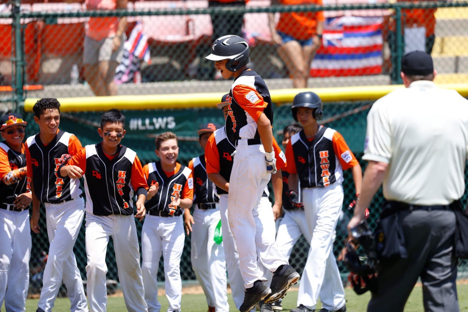 bb-players-celebrating-homerun