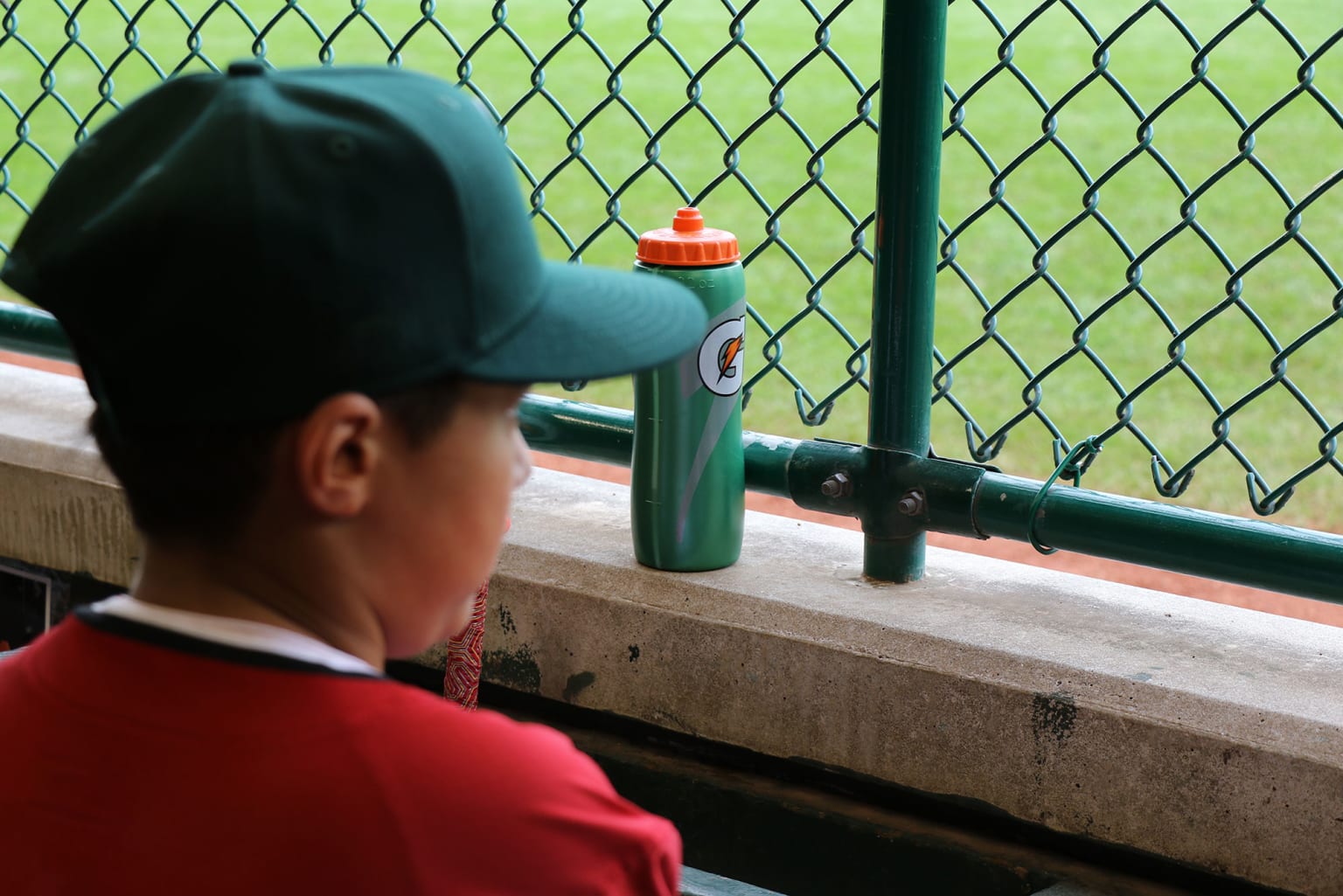 bb-player-dugout-with-gatorade-bottle