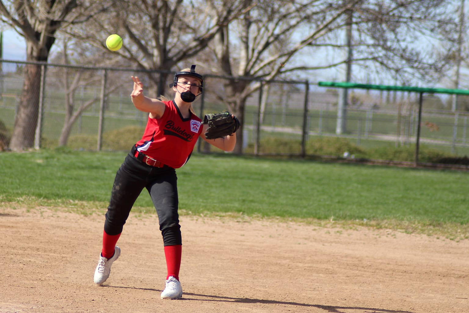 sb-fielder-throwing-ball