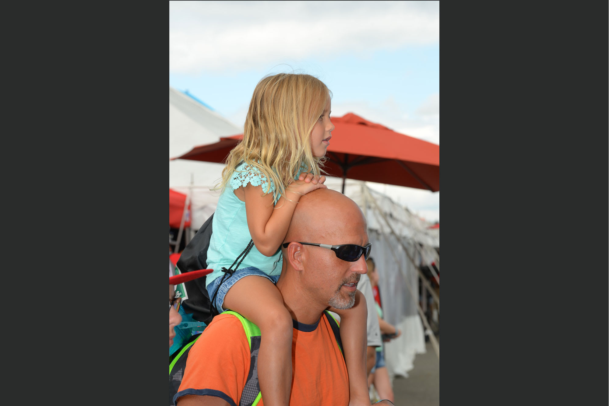 dad with daughter on shoulders