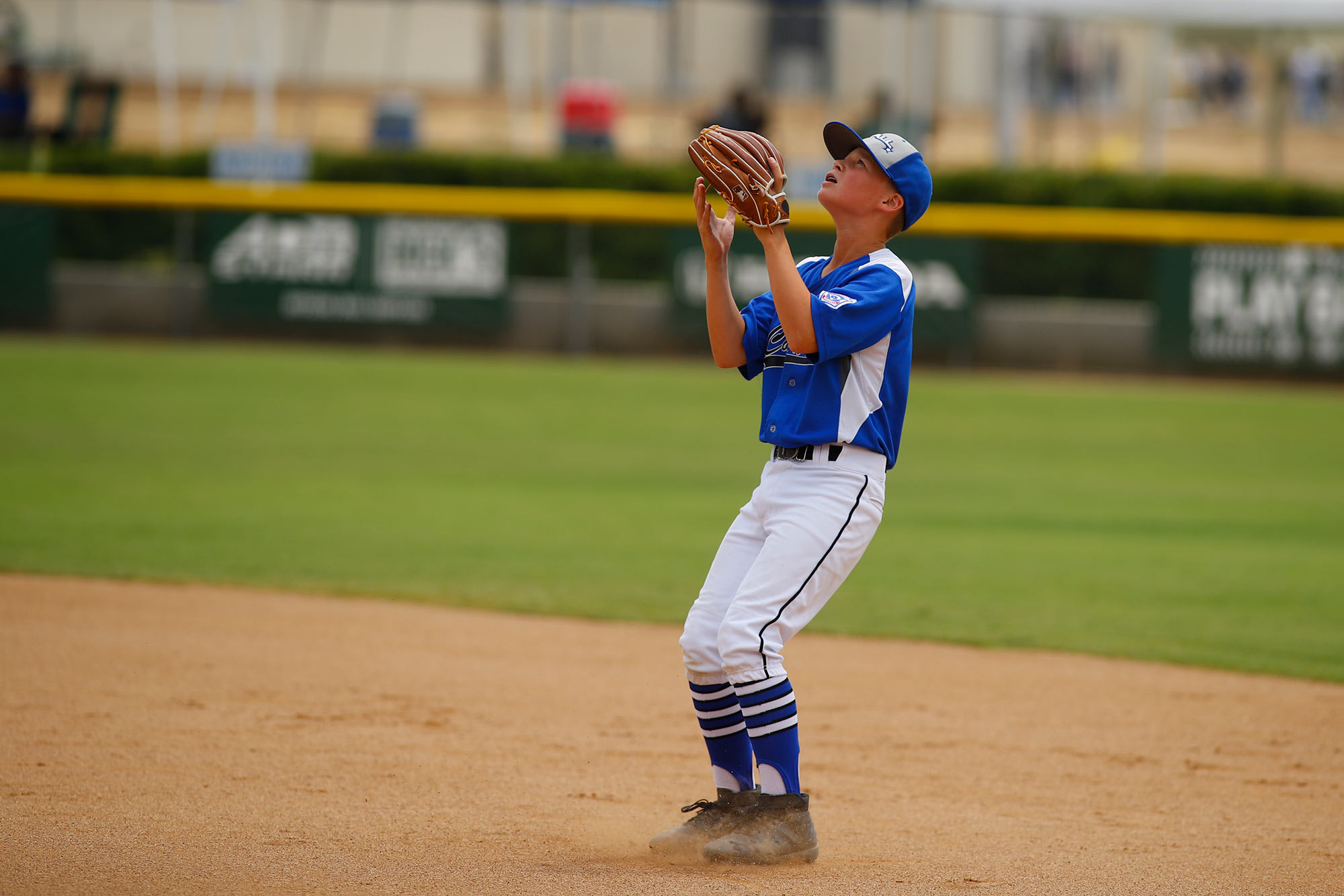 bb-player-catching-infield-fly