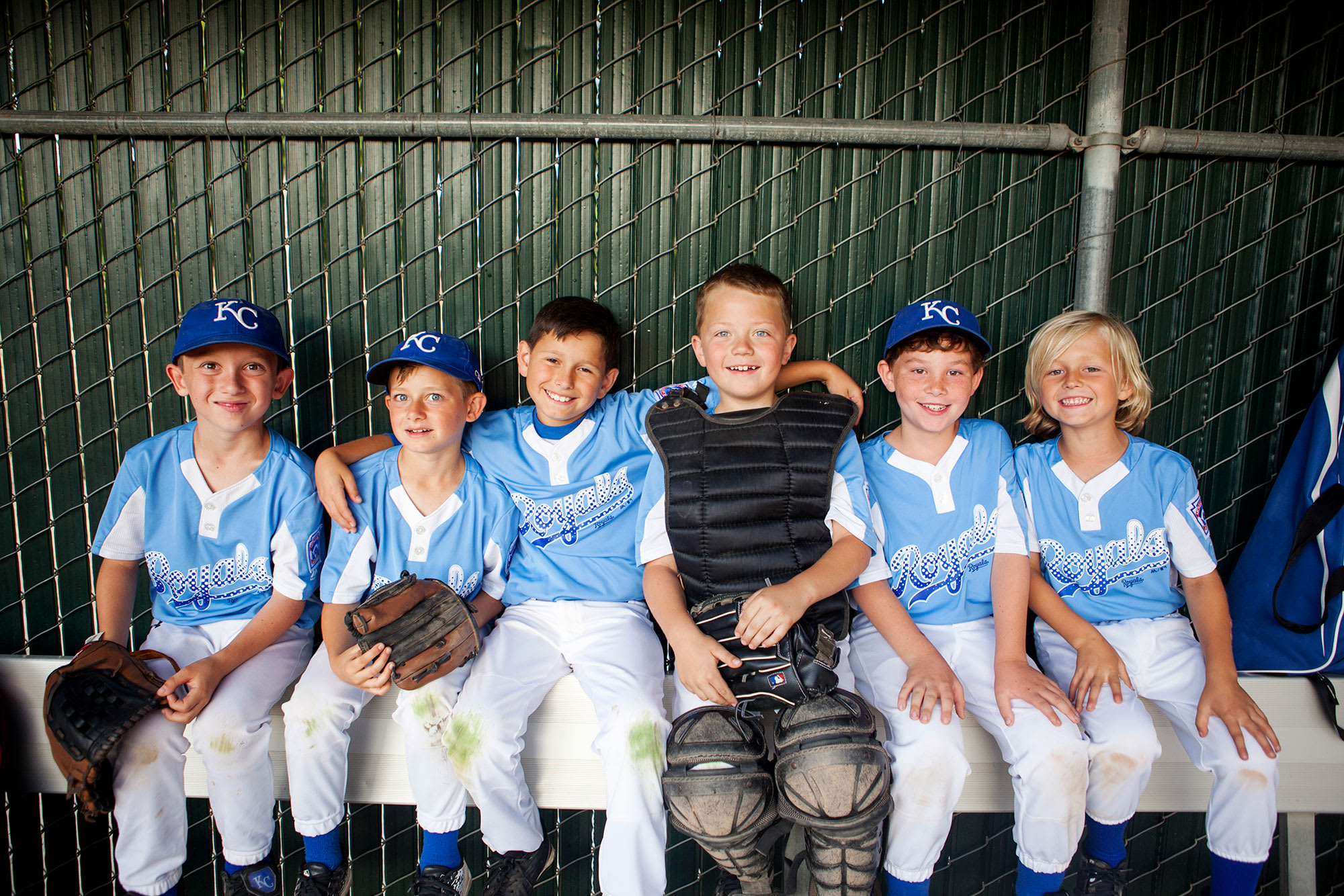 bb-players-sitting-bench-smiling