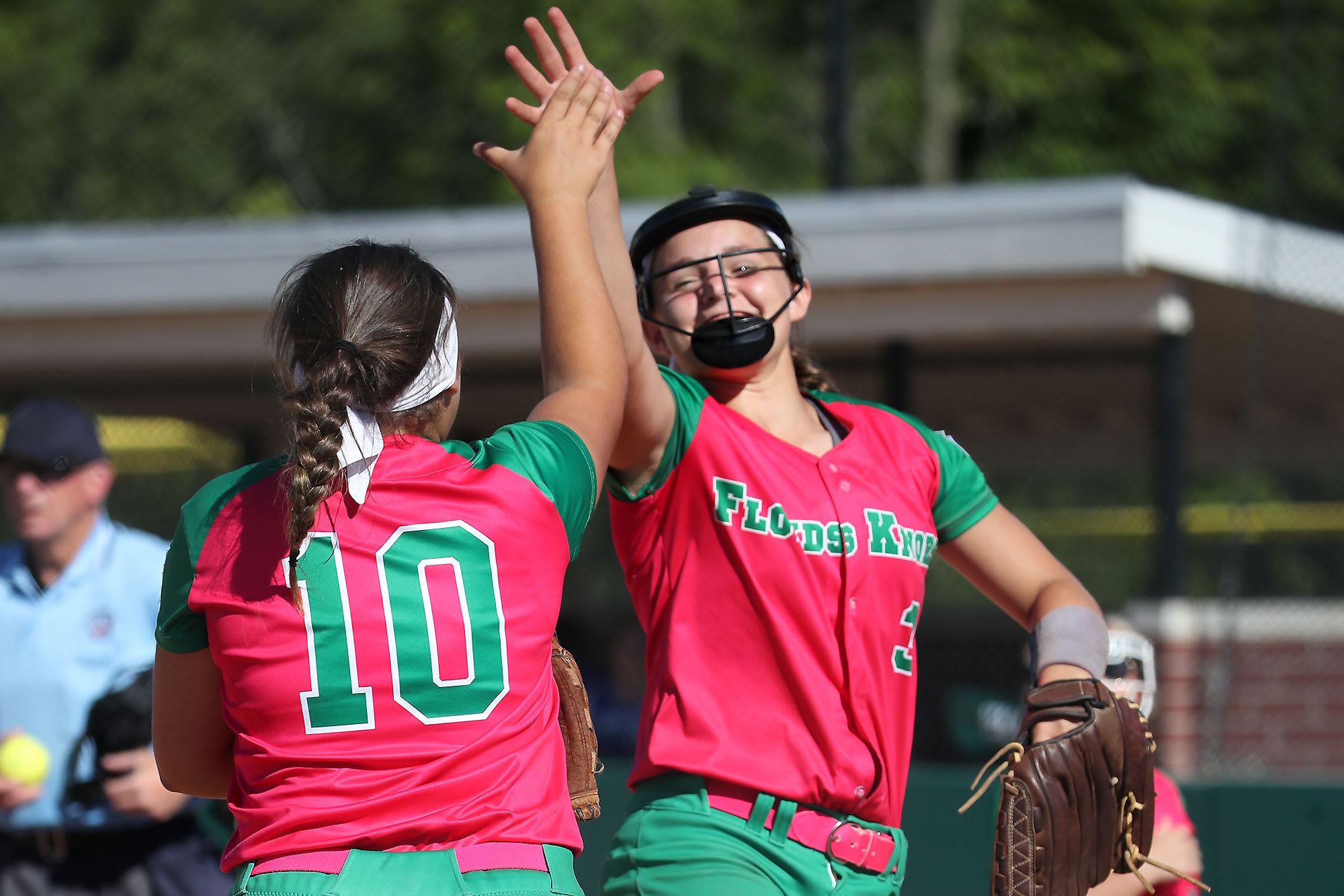 sb-players-high-fiving