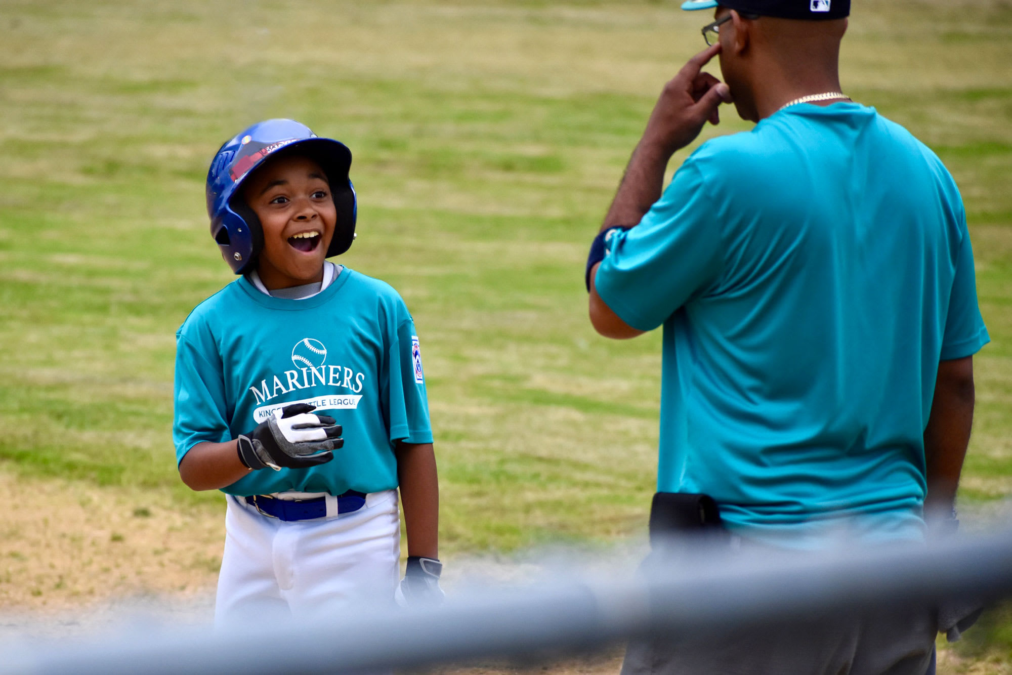 bb-player-smiling-at-coach