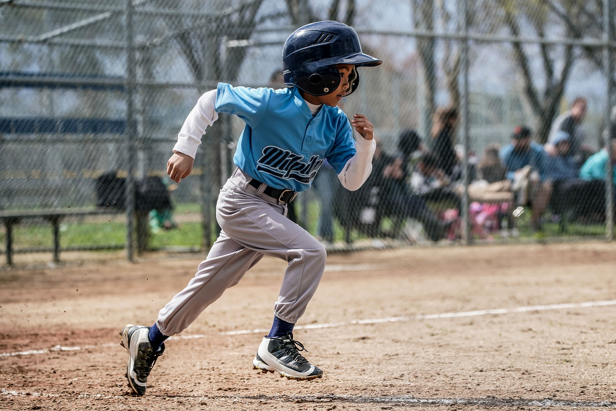 bb player running first after hit