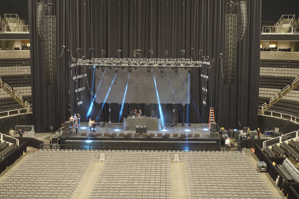 Line array flown in an arena