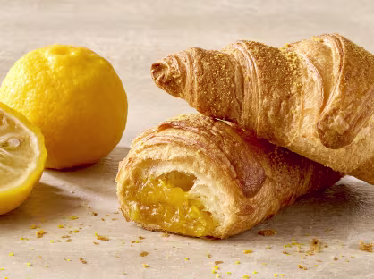 Máslový croissant s yuzu