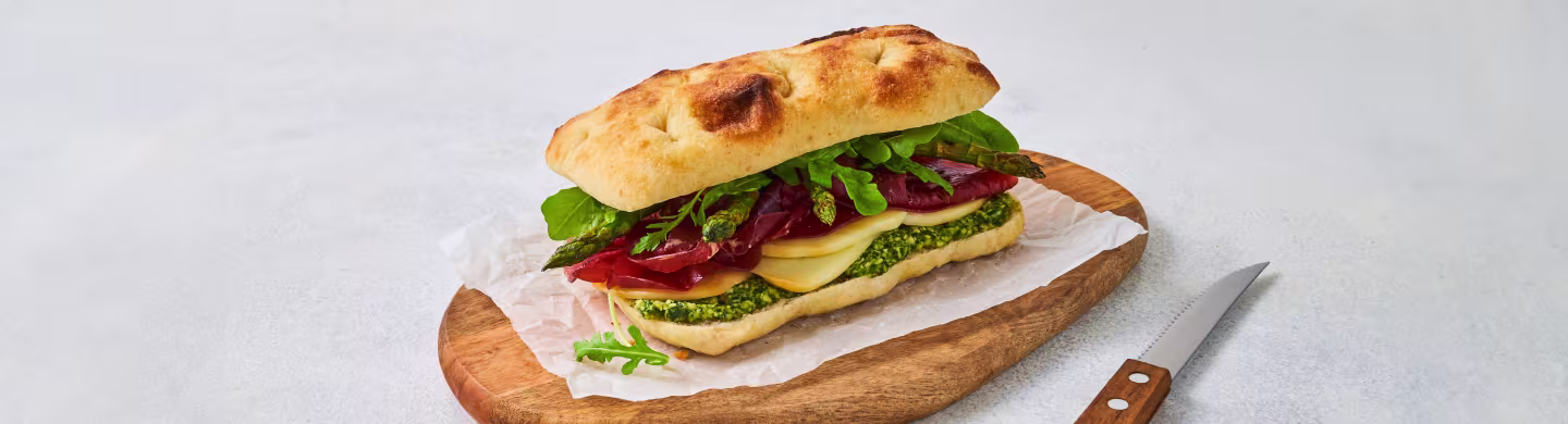Recipe/Schiacciata with pesto, bresaola and asparagus