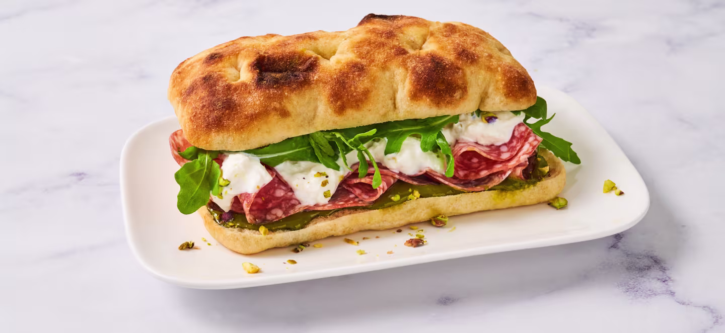 22 Schiacciata met pistache, salami en burrata 3840x1080px
