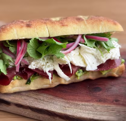 Denmark / B2C / Recipe List / Schiacciata med smashed ærter, bresaola og mozzarella
