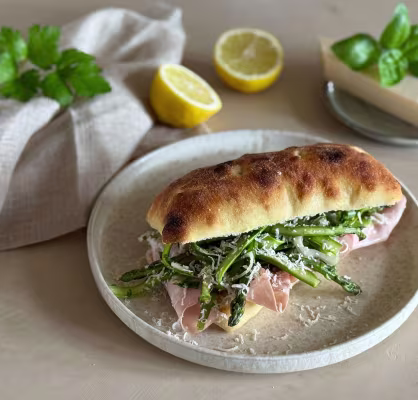 Denmark / B2C / Recipe List / Schiacciata med aioli, grønne asparges og mortadella