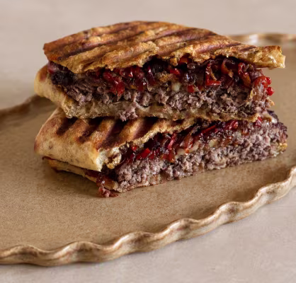 Denmark / B2C / Recipe List / Spicy cowboy toast med bøf, karamelliserede løg, rød peber og cheddar