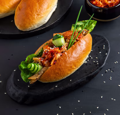 Poland / Blog / Street food / Burger Recipes / Hot dog wegetariański z szarpanym roślinnym kurczakiem na ostro