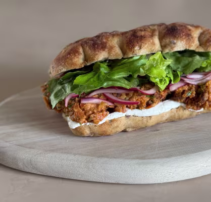 Denmark / B2C / Recipe List / Fuldkorn schiacciata med romesco-kikærter, whipped hytteost og syltede rødløg