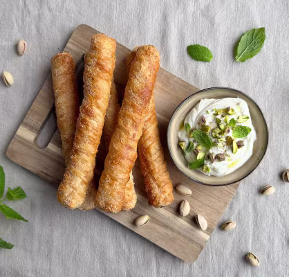 Sweden / B2C / Recipe List / Honungsfrosting till Börek Cheesecake – sött, frisk och elegant